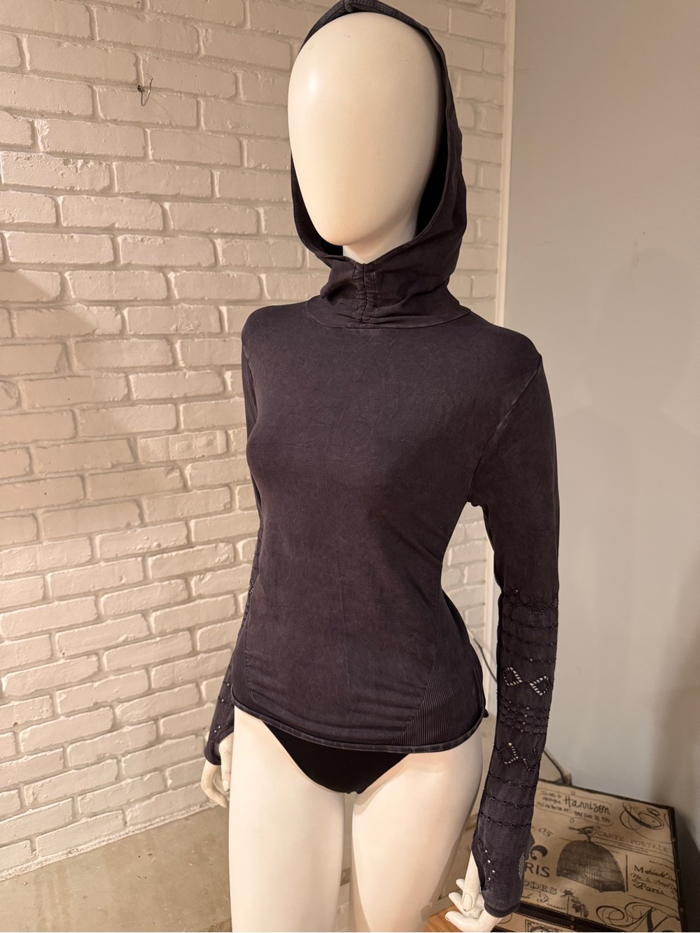 FP Movement Washed Black Hooded Long Sleeve Fitted Performance Thumbholes NWOT - Picture 13 of 16